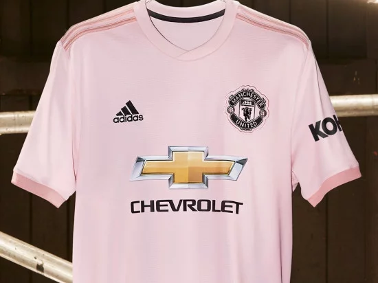 maglia rosa manchester united 2019.webp